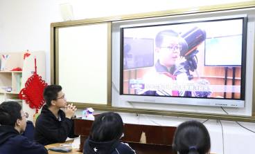 海亮初级中学组织收看“天宫课堂”直播