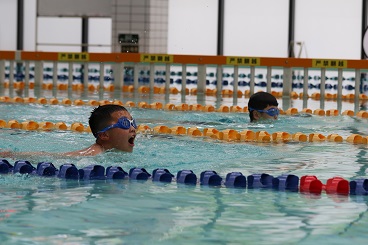 海亮小学举行第六期游泳生存技能培训达标考核暨第四届班际挑战赛