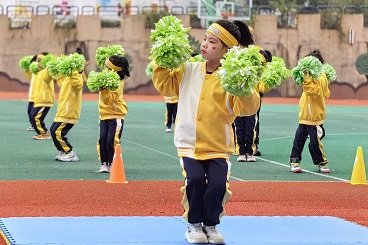 海亮小学举行一年级队列队形、啦啦操比赛